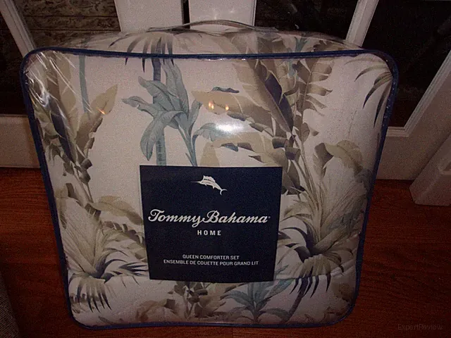 NIP Tommy Bahama Catalina Tropical Pattern Queen Comforter & Shams Set 3pc