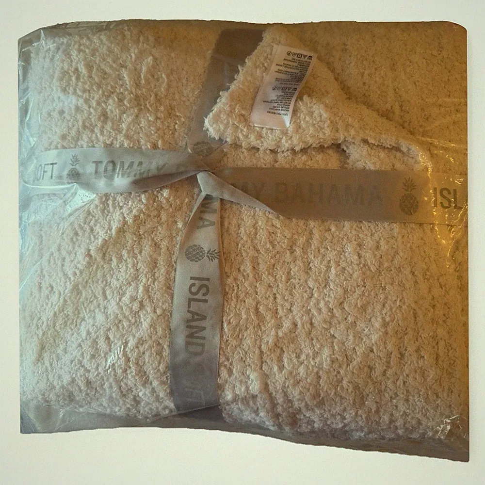 Tommy Bahama Island Soft Throw (SH360924): Blanca